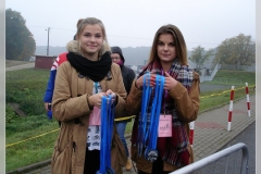 Dziewczęta czekają na najmłodszych uczestników biegu